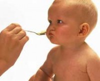 1 yaşından önce verilen tuz, damarlarında birikerek bebeğin erken yaşta hipertansiyon hastası olmasına yol açabilir.