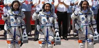 Çin uzaya üç astronot gönderdi