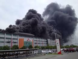 Yangından fabrikadaki tek üretim hattının etkilenmediği belirtildi.
