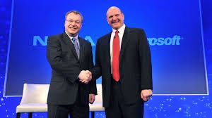 Stephen Elop (solda) ve Microsoft CEO'su Steven Ballmer.