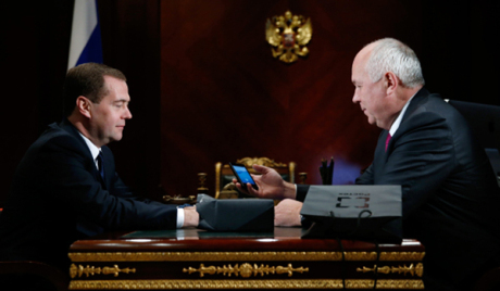 Sergey Çemezov, Rus tasarımı ilk akıllı telefonun teknik özelliklerini Rusya Federasyonu Başbakanı Dmitri Medvedev’e tanıtırken