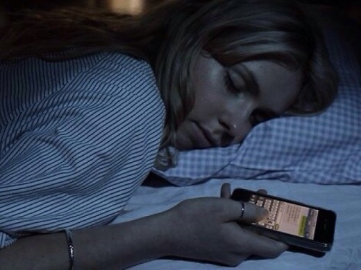 uyumadan-once-cep-telefonu-kullanmak