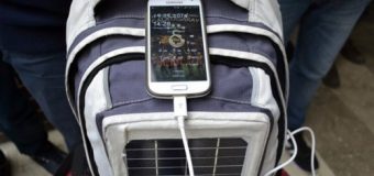 Sırt çantasındaki güneş paneliyle telefon şarjı