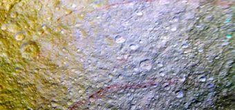 Satürn’ün uydusunda esrarengiz çizgiler